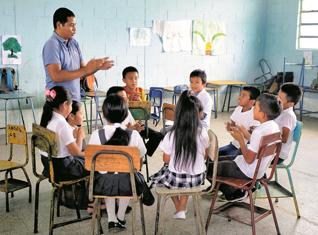 El Ministerio de Educación contratará en el renglón 011 a mil 800 maestros la próxima semana y buscará crear un banco de aspirantes para las plazas por contrato. (Foto Prensa Libre: Hemeroteca PL)