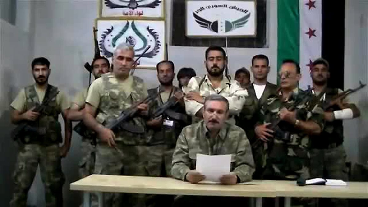 Captura de un video subido a la red social YouTube donde aparecen miembros del Ejército Libre Sirio el 22 de septiembre de 2012. (Foto: AFP)