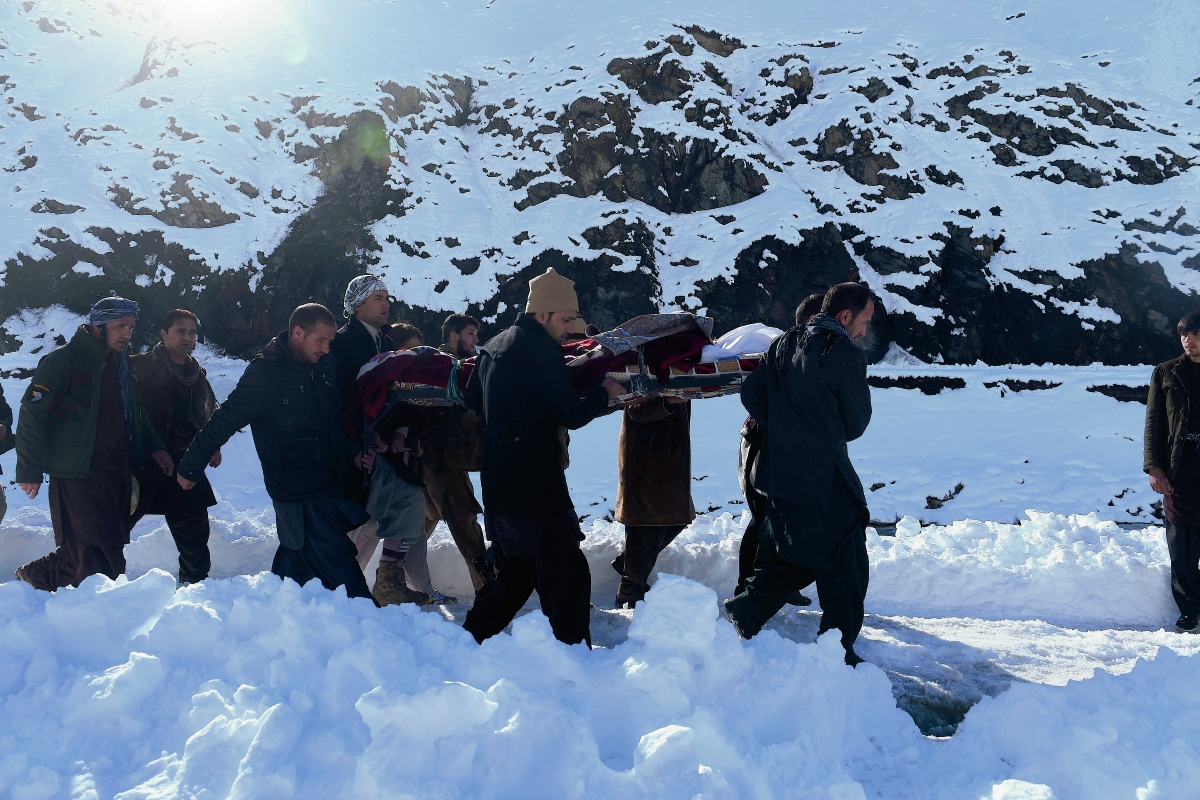 Afganos llevan el cuerpo de una víctima de las avalanchas en el distrito de Panjshir, al norte de Kabun. Más de 200 han muerto en los últimos días a causa de la naturaleza