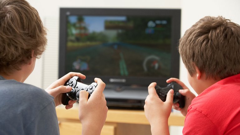 Los padres deben limitar el tiempo en que los pequeños pasan jugando videojuegos.