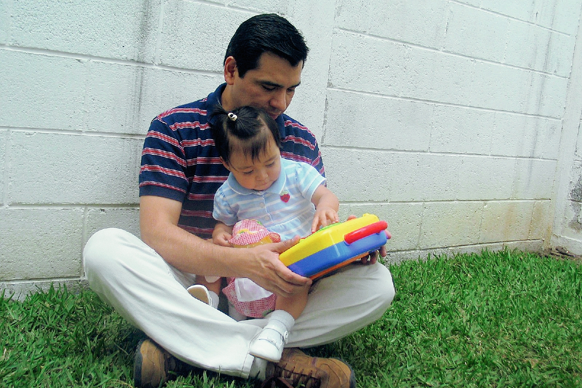 La presencia de los padres en la vida de sus hijos es fundamental para su sano desarrollo integral. (Foto Prensa Libre: Patricia Orellana).