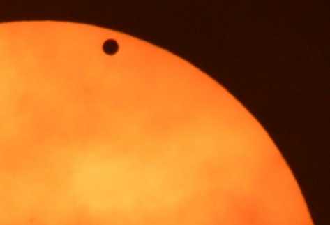 El Planeta Venus, que se observa como un punto arriba, a su paso frente al Sol.