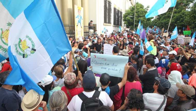 Frente a Casa Presidencial concluye la manifestación en contra de Jimmy Morales. (Foto Prensa Libre: Erick Avila)