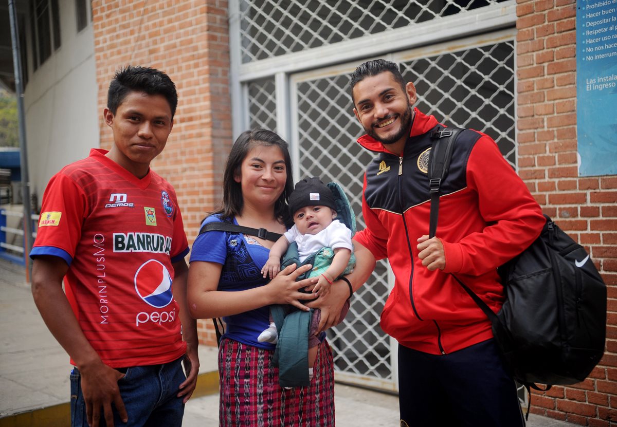 Landon Donovan, un pequeño que asistió a la práctica escarlata. (Foto Prensa Libre: Edwin Fajardo)