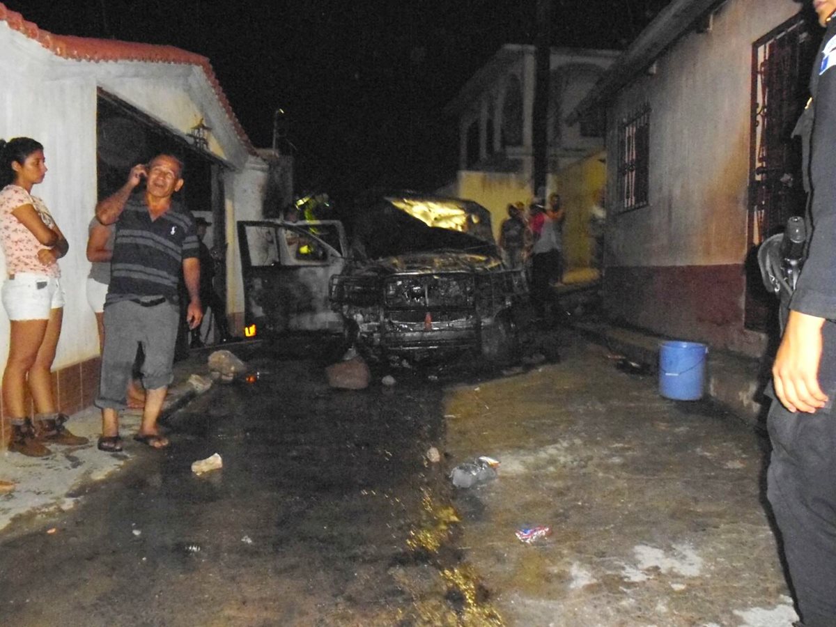 Una autopatrulla fue incinerada por vecinos inconformes con los resultados electorales en San Cristóbal Acasaguastlán, El Progreso. (Foto Prensa Libre: CVB)