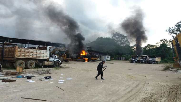 Opositores terminaron de destruir maquinaria que fue quemada en enero de este año. (Foto Prensa Libre)