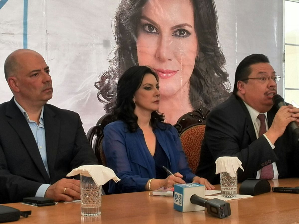 Zury Ríos Sosa, candidata presidencial de Viva, aseguró que el TSE revocará la resolución que le niega la inscripción. (Foto Prensa Libre:E. Paredes)