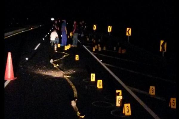 En el lugar se contabilizaron 44 casquillos de bala. (Foto Prensa Libre: Carlos Paredes)