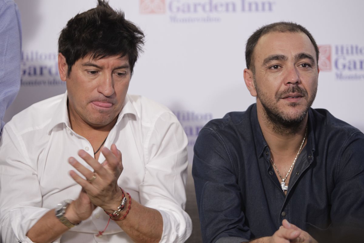 Álvaro Recoba junto a Iván Zamorano en conferencia de prensa en Montevideo donde jugarán un amistoso por el retiro del balompié activo de Recoba. (Foto Prensa Libre: EFE)