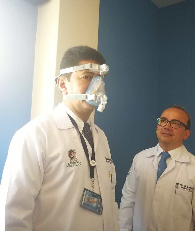 El director del Hospital Roosevelt, Marco Antonio Barrientos, hace la desmostración de los aparatos con los cuales se monitorea el sueño de los pacientes. (Foto Prensa Libre: Ana Lucía Ola)