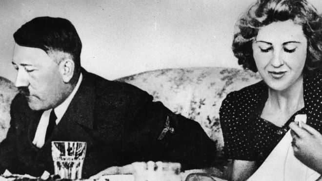 Hitler y su amante Eva Braun. El mandatario alemán tenía un grupo de catadoras de alimentos.(EXPRESS NEWSPAPERS/GETTY IMAGES)