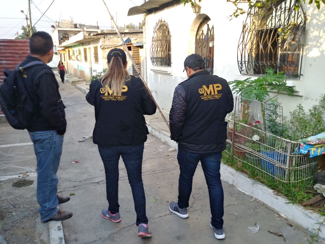 Las fuerzas de seguridad efectúan allanamientos en varios puntos de la capital y al menos seis departamentos. (Foto Prensa Libre: MP)