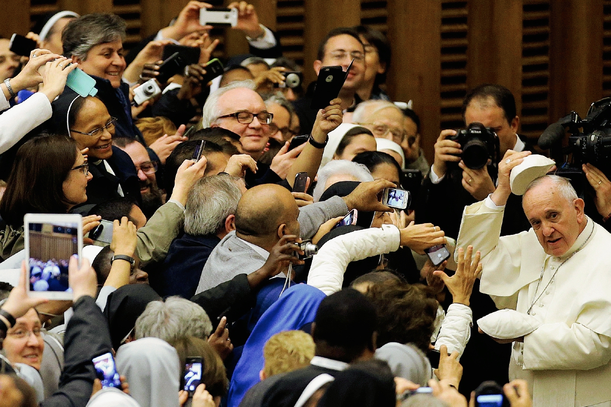 El papa Francisco, a la derecha,  con fieles durante la audiencia en el Aula Pablo VI en el Vaticano(Foto prensa Libre:AP)