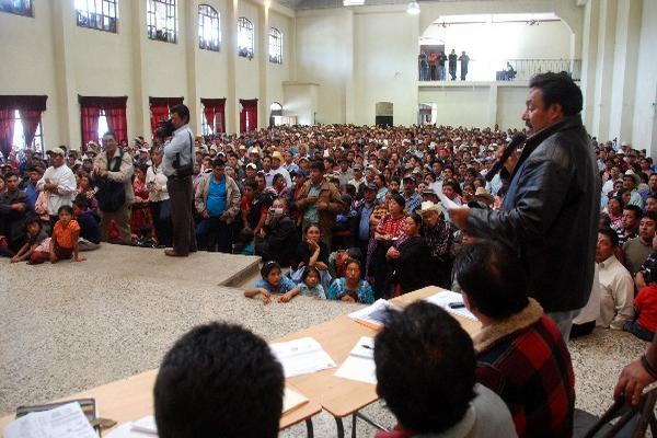 Líder comunitario de Olintepeque  cuestiona al alcalde Celidón sobre instalación de torres de conducción de energía.