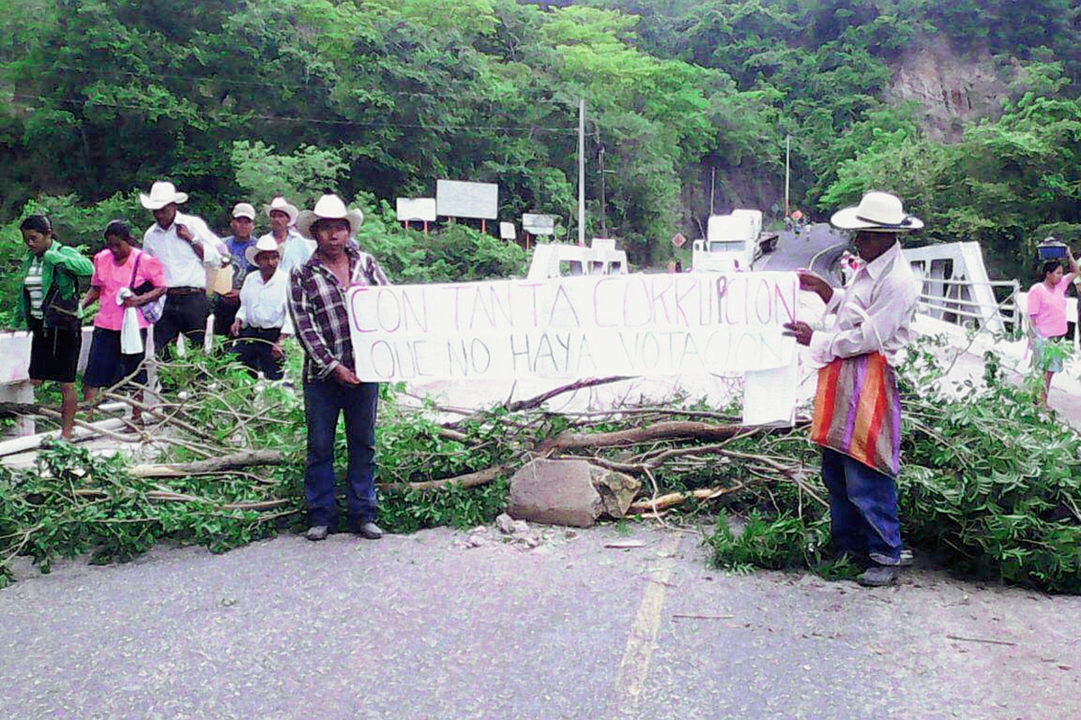 Los vecinos  de las dos comunidades de Chiquimula, que mantienen el bloqueo en la ruta que conduce a la frontera El Florido, indican que permanecerán el lugar hasta que sean escuchadas sus demandas. (Foto Prensa Libre)