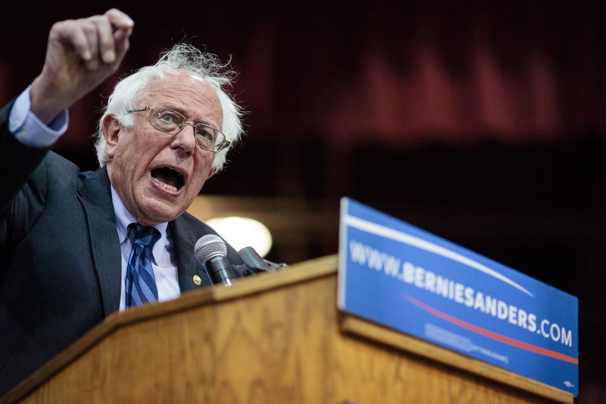 Bernie Sanders, durante un acto masivo en Oregón. (Foto Prensa Libre: AP).
