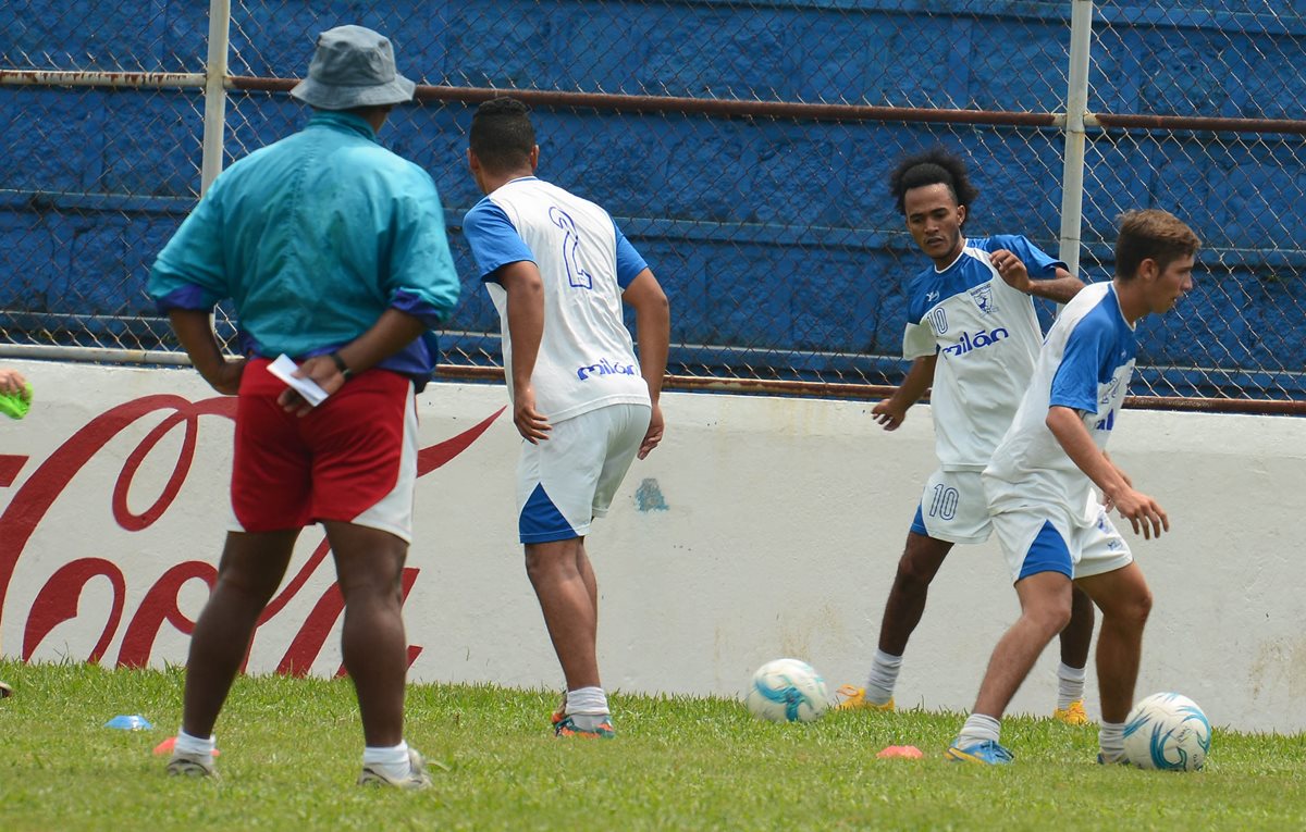 El equipo de Suchitepéquez durante el entrenamiento de la semana en el estadio Carlos Salazar Hijo. (Foto Prensa Libre: Omar Méndez)