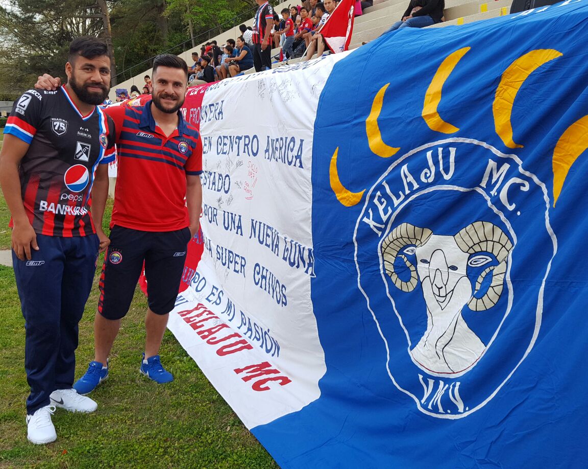 Aficionados comparten con los jugadores del Xelajú MC en la gira que realizaron por Estados Unidos. (Foto Prensa Libre: Giovanni Calderón)