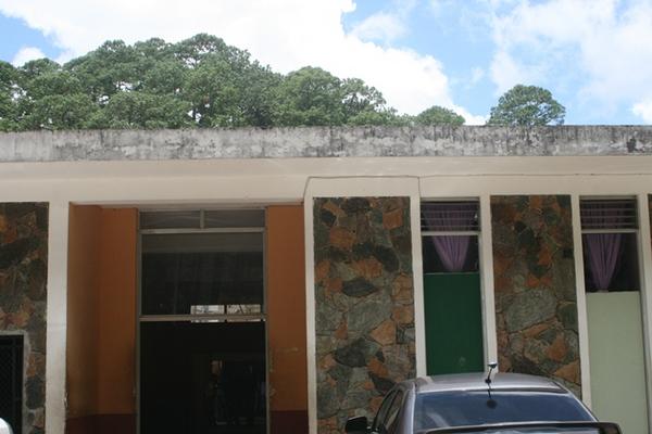 Fachada de la morgue a donde fue trasladado el cadáver de Leonardo Pérez, quien fue encontrado muerto en San Cristóbal Verapaz. (Foto Prensa Libre: Ángel Tax).