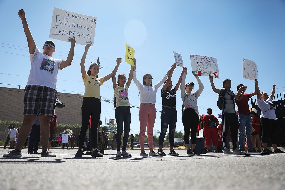 Personas protestaron por la separación de familias de inmigrantes encarcelados y niños detenidos en El Paso, Texas, Estados Unidos.