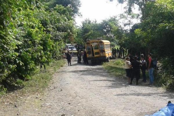 Bus donde fueron baleados los dos hombres, en la aldea El Cuje, Jutiapa. (Foto Prensa Libre: Óscar González) <br _mce_bogus="1"/>