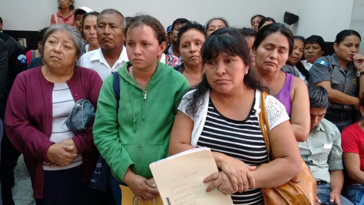 Familiares de pacientes renales solicitan al Juzgado Sexto de Instancia Penal ser agregados como querellantes.  Foto Prensa Libre: Paulo Raquec