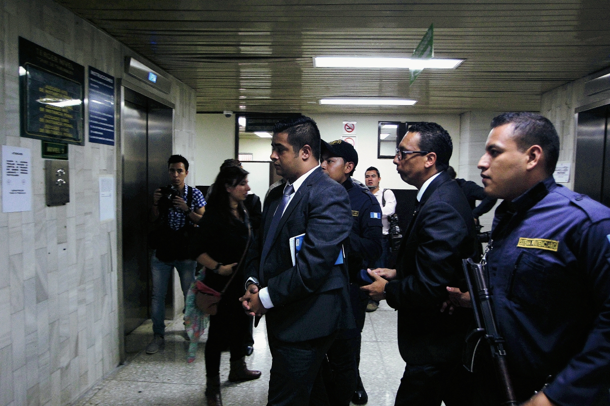 José Montenegro y Fernando Zapeta presuntos miembros del Bufete de la Impunidad, sindicados de asociación ilícita. (Foto Prensa Libre: Edwin Bercián)