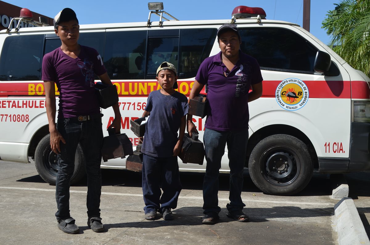Tres de los menores que trabajan como lustradores en el parque central de Retalhuleu aseguran que deben trabajar para llevar la cena de Nochebuena a sus hogares. (Foto Prensa Libre: Jorge Tizol)
