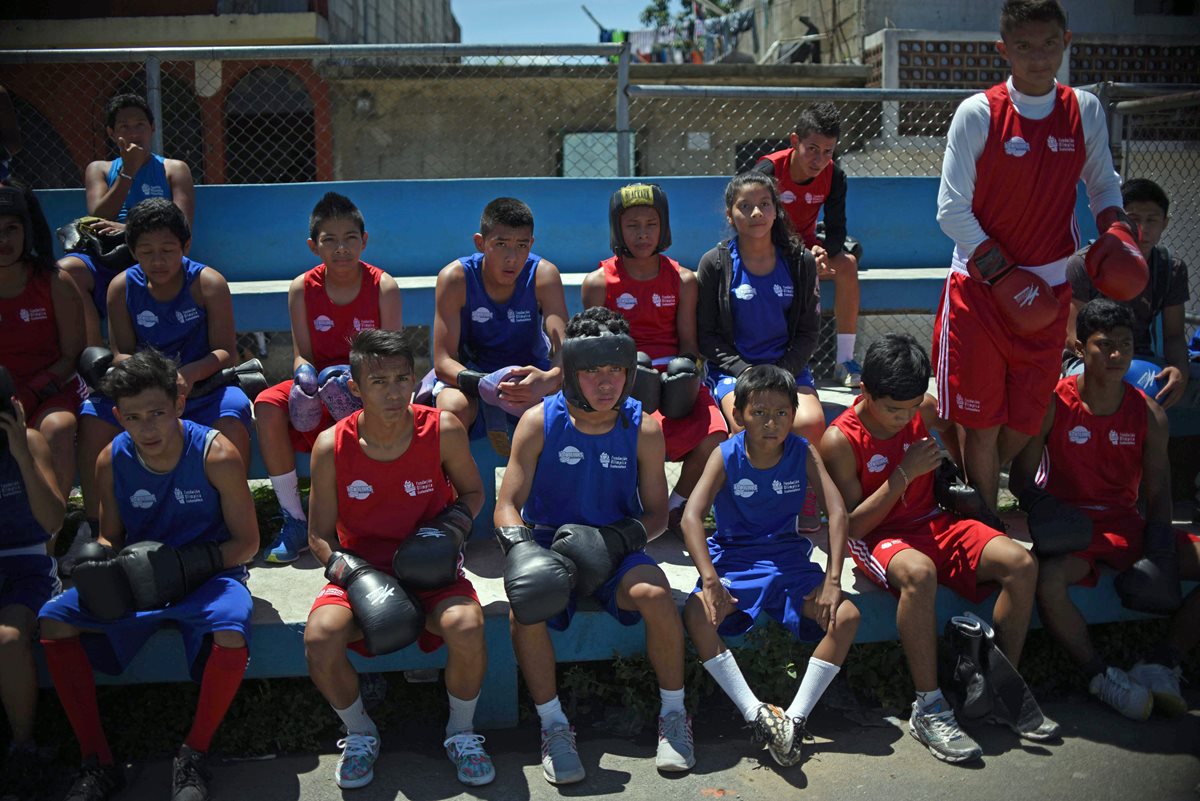 Grupo de jóvenes guatemaltecos que se han refugiado en el deporte. (Foto Prensa Libre: AFP)