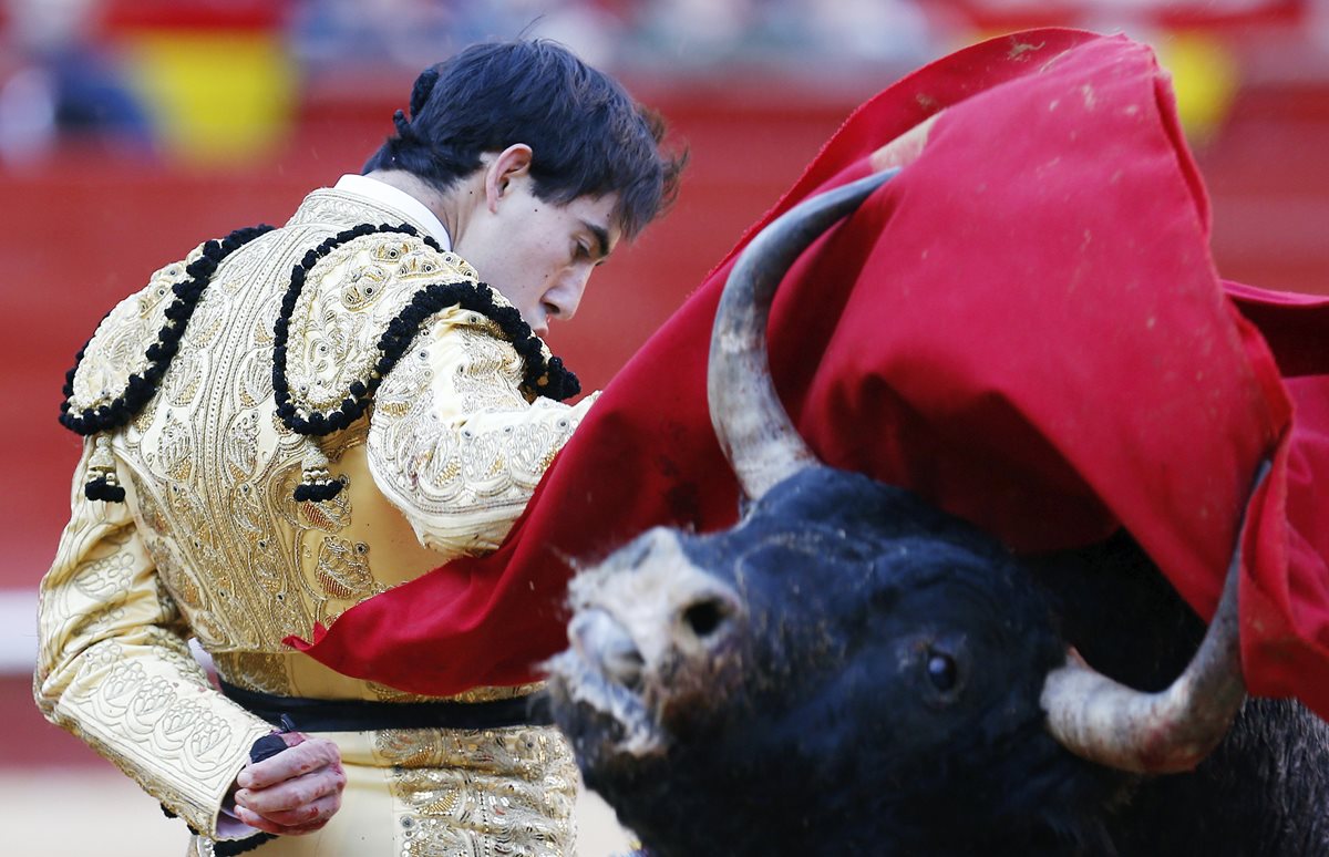 El diestro Saúl Jiménez Fortes durante una corrida de toros de la Feria de Fallas en Valencia. (Foto Prensa Libre: EFE).