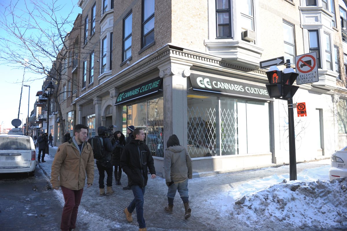 Panorámica de una tienda de marihuana recreativa ilegal en Montreal, Quebec, Canadá. (Foto Prensa Libre: AFP).