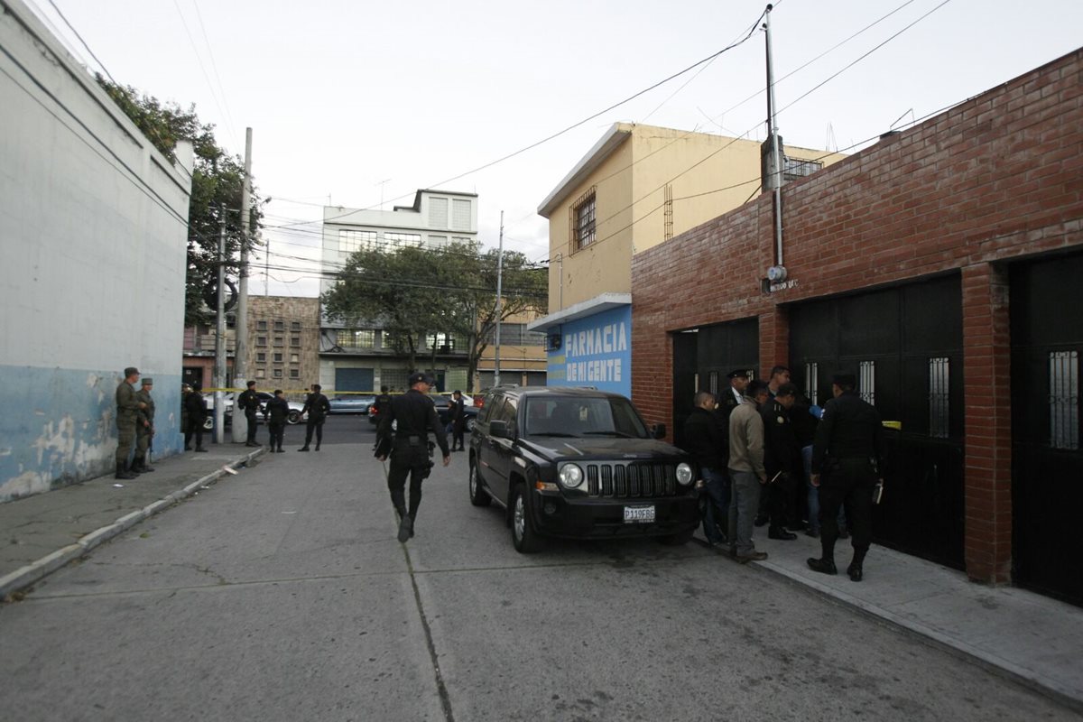 Armas y municiones de grueso calibre fueron decomisados este viernes en la zona 3. (Foto Prensa Libre: PNC)