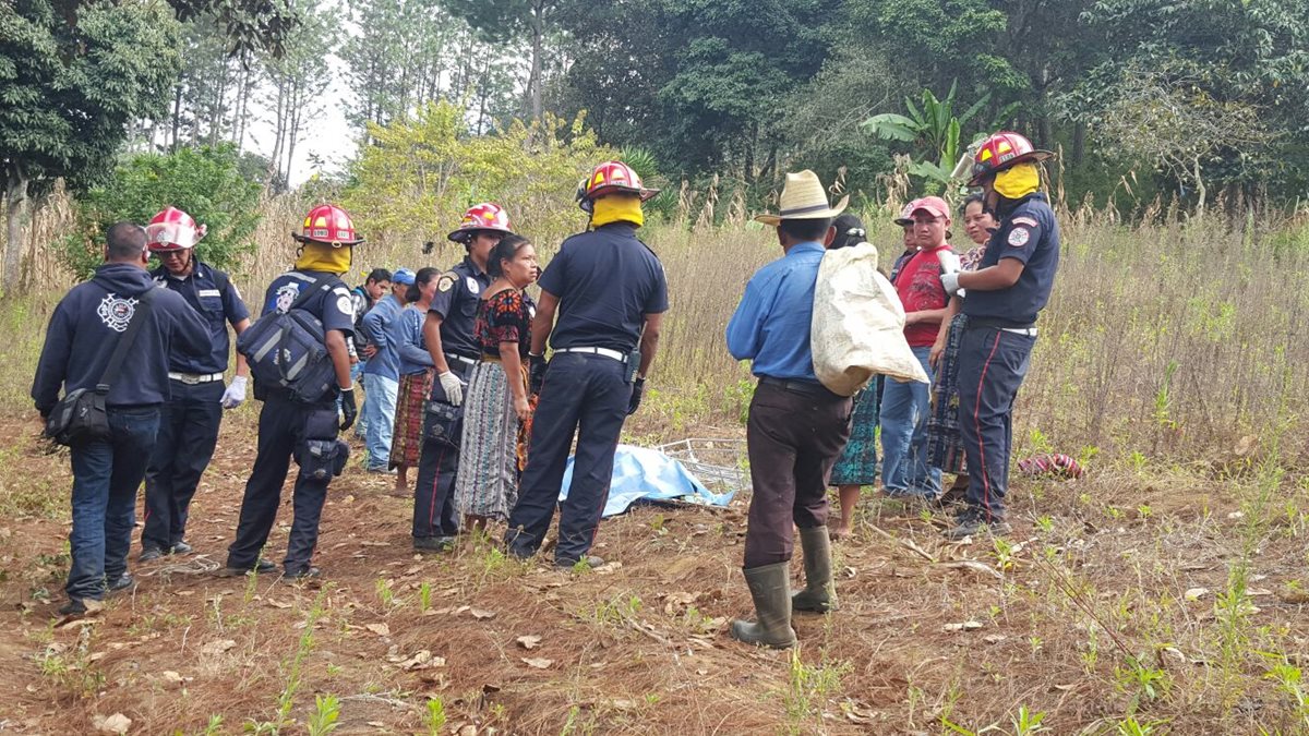 Socorristas resguardan cadáver de mujer que murió por picaduras de abejas en Sumpango, Sacatepéquez. (Foto Prensa Libre: Bomberos Municipales Departamentales)