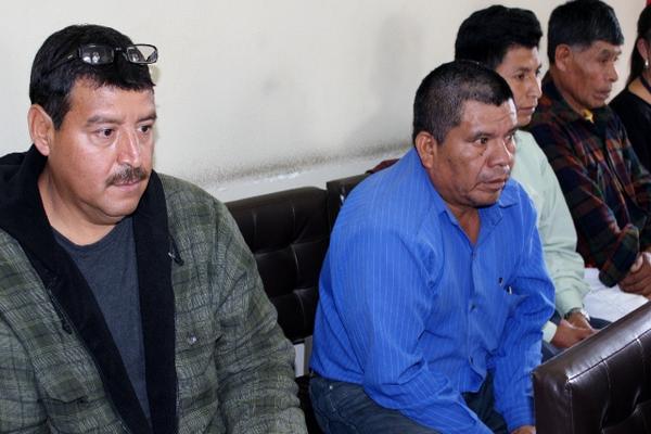 El ex jefe edil Abimael Urízar Gómez, Manuel Calo Ventura, Abraham Ixcuná Olmos y Francisco Olmos, son procesados por varios ilícitos en la comuna de San Andrés Sajcabajá. (Foto Prensa Libre: Oscar Figueroa)