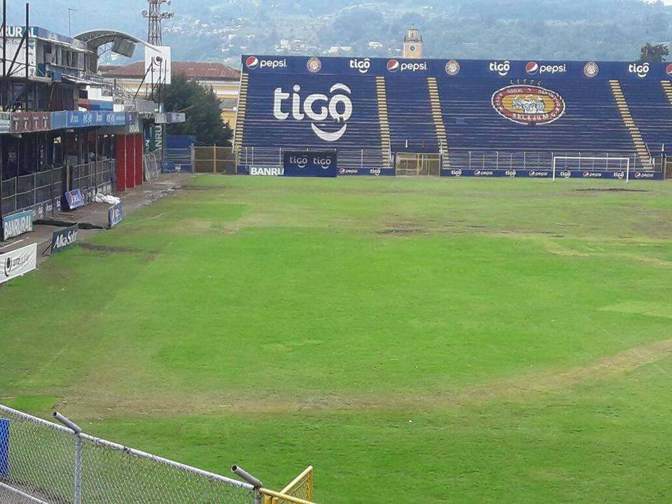 La gramilla del estadio Mario Camposeco es recuperada para el juego contra Siquinalá. (Foto Prensa Libre: Hemeroteca PL)