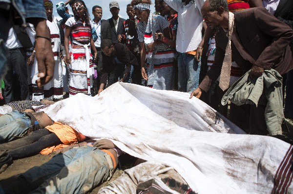 Unetiope cubre los cadáveres de los asistentes al festival durante la estampida mortal. (Foto Prensa Libre: AFP).