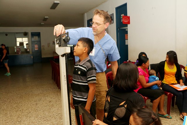 Un médico de Children of the America evalúa la altura y peso de un niño, en el primer día de la jornada médica. (Foto Prensa Libre: Rolando Miranda)
