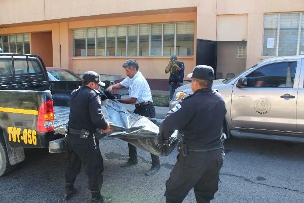 Agentes  trasladan   el cadáver   de  Diego Ulises  Mejía  a la morgue.