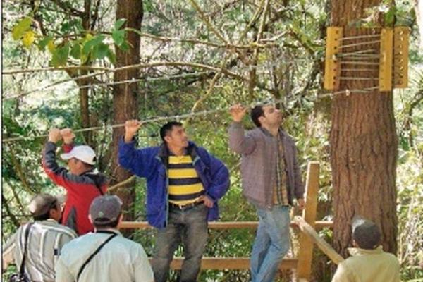 Vecinos instalan tendido de cable acerado para  prácticar canopy, en la reserva comunitaria.