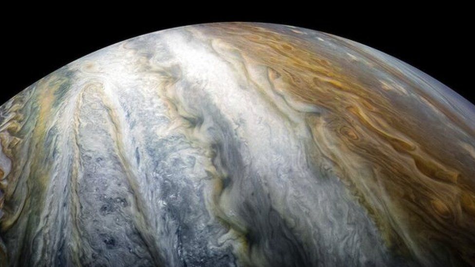 Después de décadas de debate, ahora sabemos que estos flujos de bandas se extienden a tres mil kilómetros de profundidad. Foto: NASA/JPL-Caltech/SwRI/MSSS/Kevin M. Gill