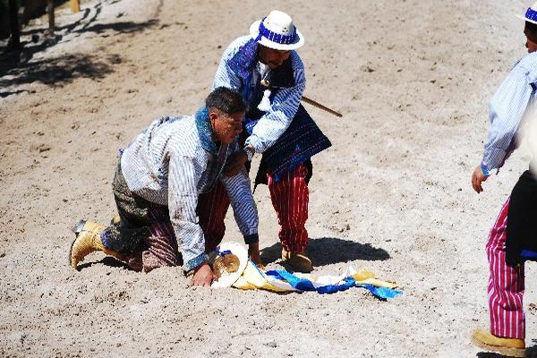 Jinete es auxiliado luego de haberse caído del caballo.
