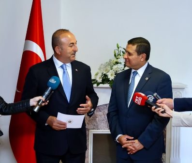 Cancilleres de Turquía y Guatemala, Mevlut Cavusoglu y Carlos Raúl Morales en la inauguración de la embajada en la ciudad de Ankara. (Foto Prensa Libre: Minex)