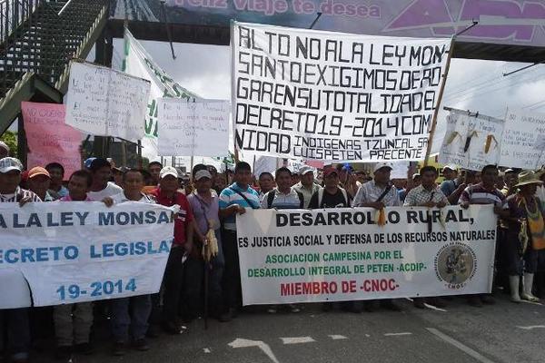 Un grupo de pobladores camina en Santa Elena, Flores, para exigir la aprobación de la ley de desarrollo integral. (Foto Prensa Libre: Rigoberto Escobar)  <br _mce_bogus="1"/>