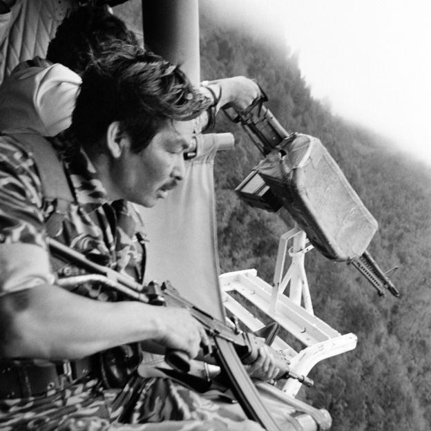 Soldados guatemaltecos se preparan para disparar desde un helicóptero contra una comunidad maya, cerca de Santa Cruz del Quiché, en 1982. GETTY IMAGES