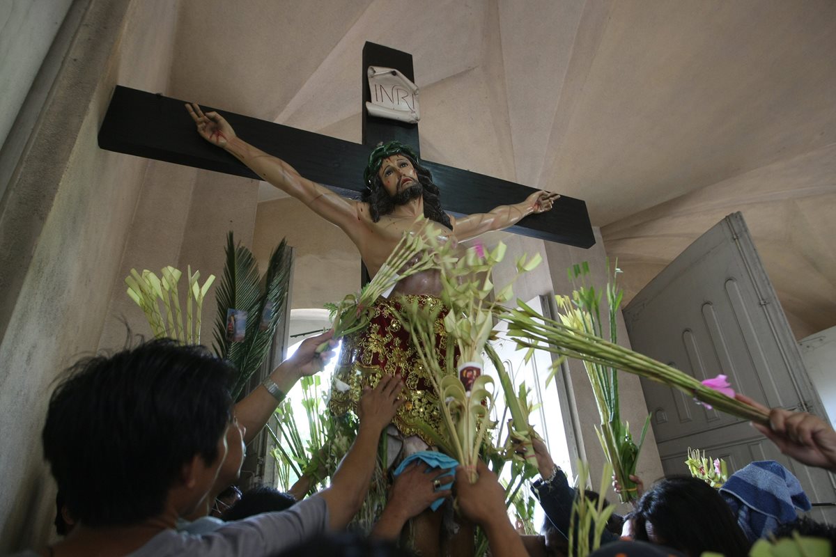 La cruz pasó de ser de un signo de muerte a uno de vida. Veneración en Filipinas. (Foto: EFE)