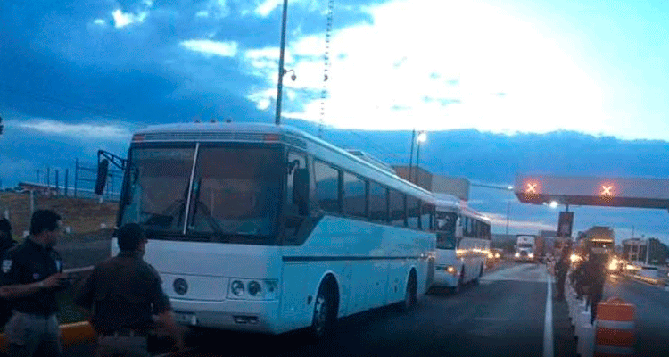 Los buses fueron interceptados al transitar fuera de las rutas federales establecidas. (Foto Prensa Libre: @DireccionesZac)