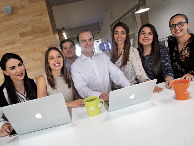 Alejandro Guillén comparte con personal de Spectrum, empresa en la cual labora desde hace 12 años. (Foto Prensa Libre: Carlos Hernández)