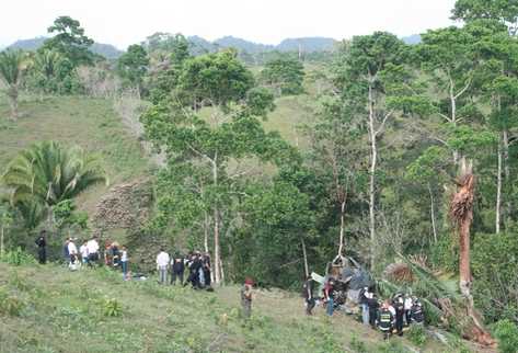 El helicóptero cayó en una zona boscosa de San Luis, Petén. (Foto Prensa Libre: Edwin Perdomo)