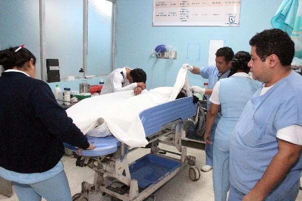 Pariente llora  sobre cuerpo de Vásquez.