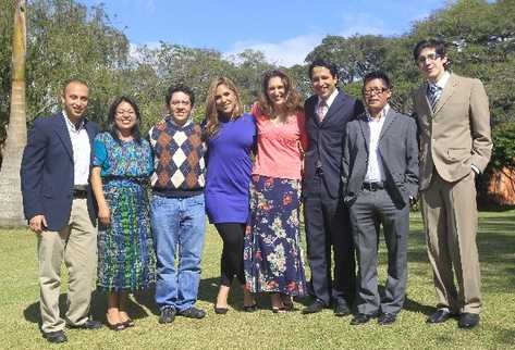 Jóvenes entrevistados, junto a la embajadora británica Julie Chappell —blusa rosada—.